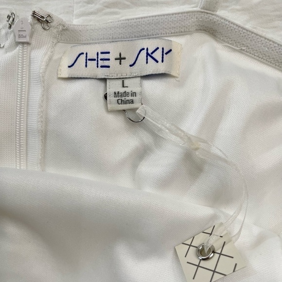 SHE+SKY, FIGURE HUGGING, WHITE MINI DRESS. TRENDY SQUARE NECKLINE. SIZE L - Picture 4 of 5